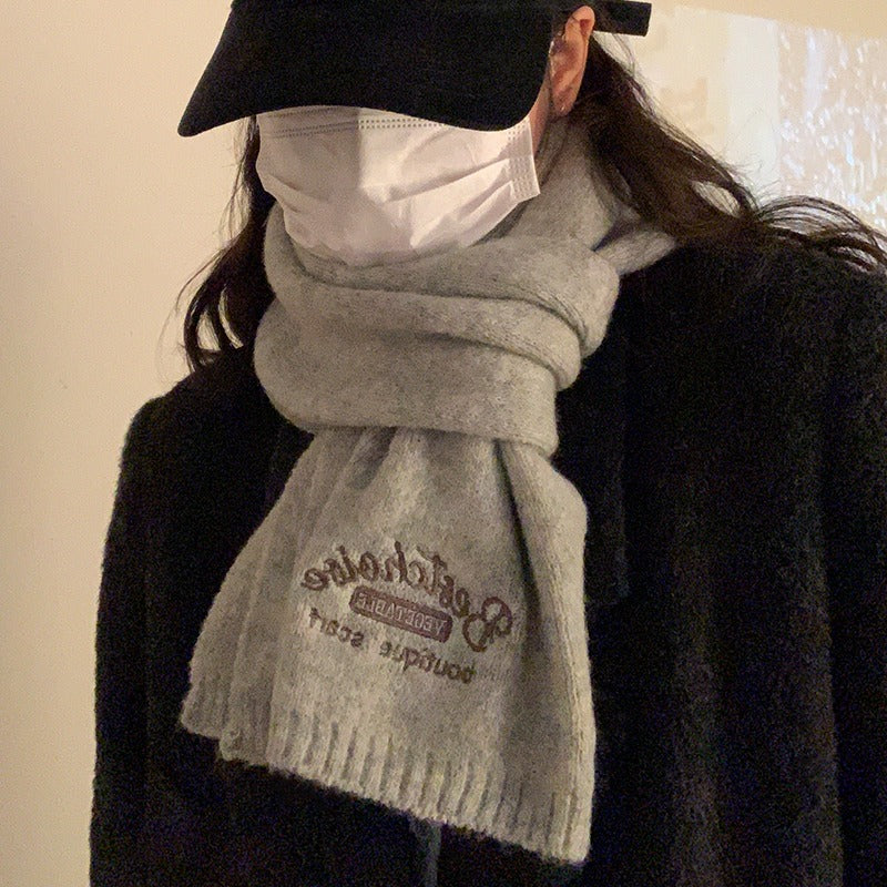 ロゴ刺繍ミディアムニットマフラー