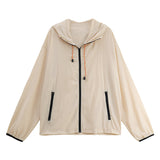 アクセントカラーウィンドブレーカー