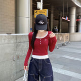 レッドレイヤードボタンネックトップス