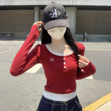 レッドレイヤードボタンネックトップス