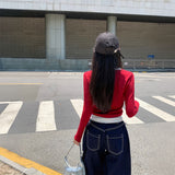 レッドレイヤードボタンネックトップス