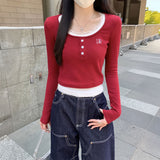 レッドレイヤードボタンネックトップス