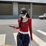 レッドレイヤードボタンネックトップス