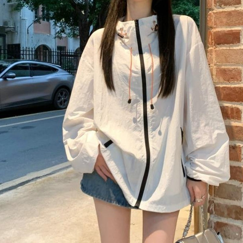 アクセントカラーウィンドブレーカー