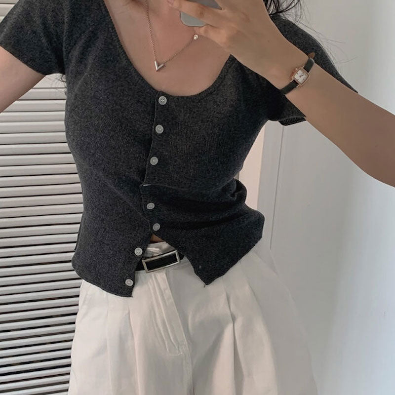 デコルテラインボタントップス