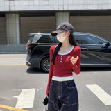 レッドレイヤードボタンネックトップス