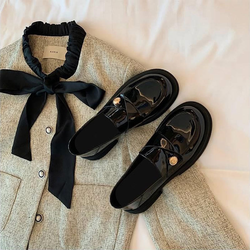 金ボタンエナメルローファー