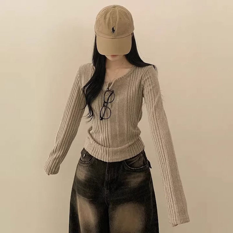 ボタンネックリブニット