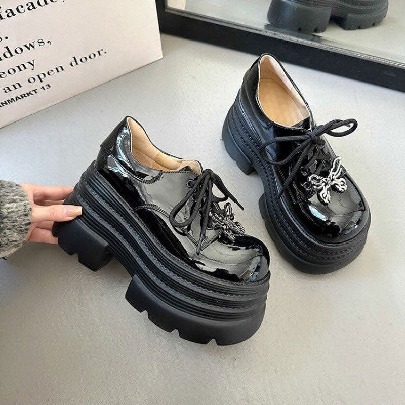 バタフライモチーフハイソールエナメルローファー