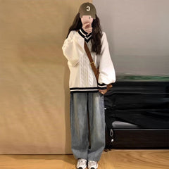 Vネックホワイトケーブルニット