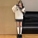 Vネックホワイトケーブルニット