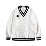 Vネックホワイトケーブルニット