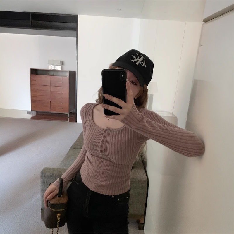 ボタンネックリブニット