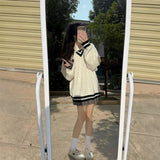 Vネックホワイトケーブルニット