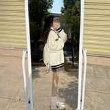 Vネックホワイトケーブルニット