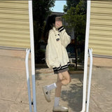 Vネックホワイトケーブルニット