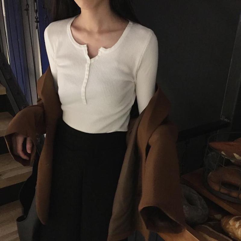 ボタンネックリブトップス