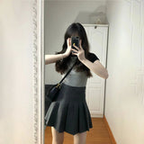 ダークカラーピタTシャツ&プリーツスカートSET