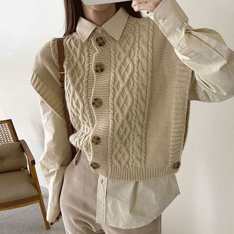 ボタンケーブルニットベスト