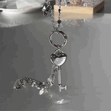 キーモチーフロングシルバーネックレス