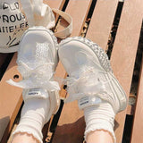 パールレースチャーム付きスニーカー