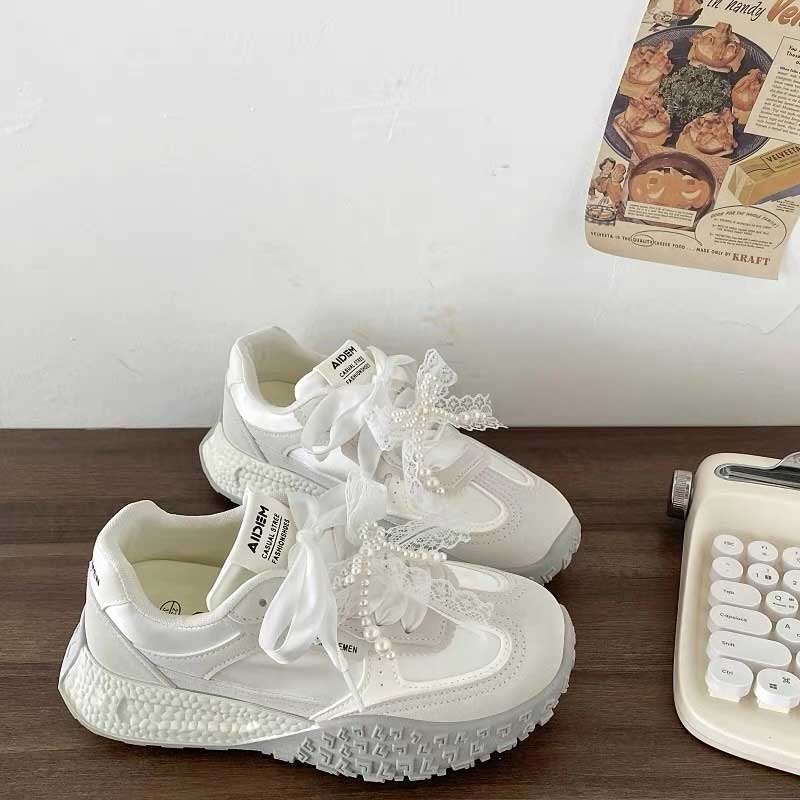 パールレースチャーム付きスニーカー