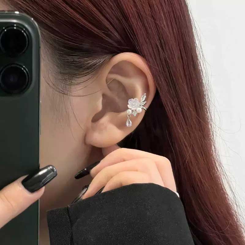 ホワイトローズイヤーカフ