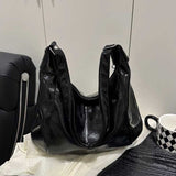チャーム付きカーブレザーバッグ
