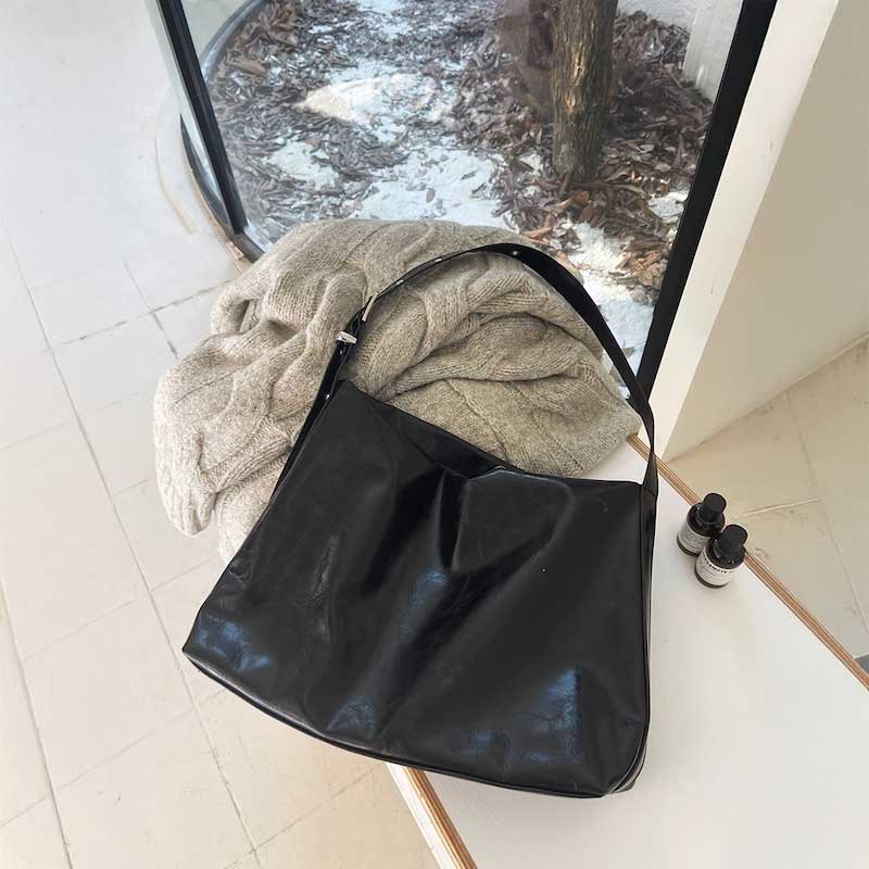 ブラックレザーハトメバッグ