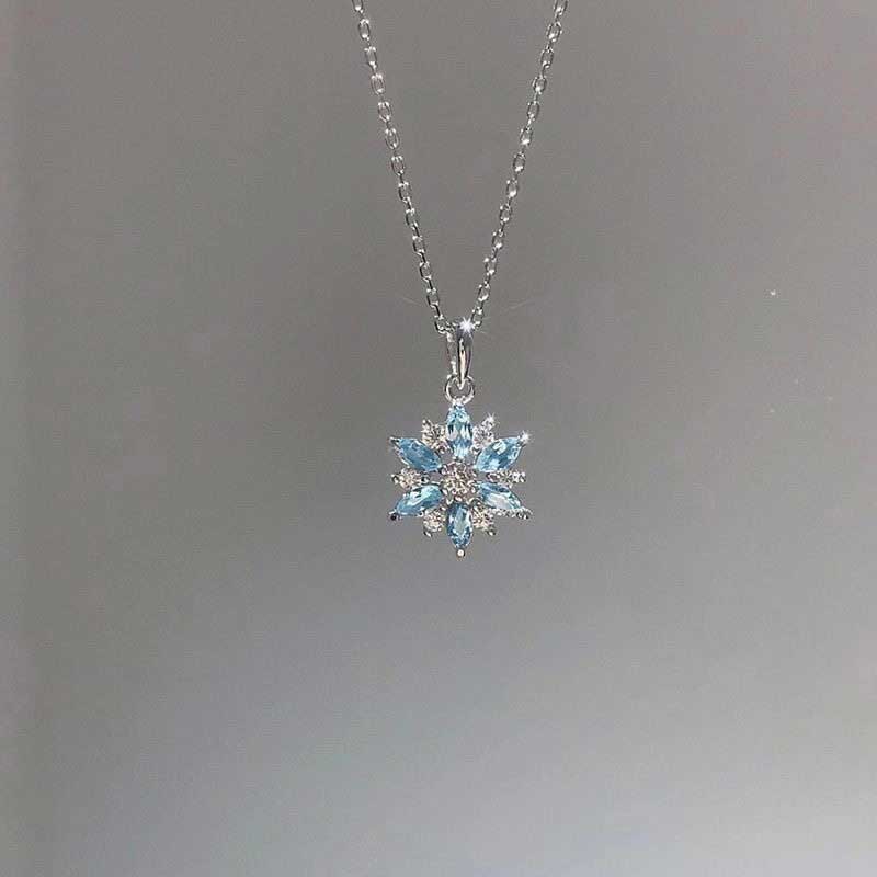 スノーブルーネックレス