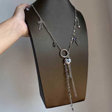 キーモチーフロングシルバーネックレス