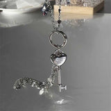 キーモチーフロングシルバーネックレス